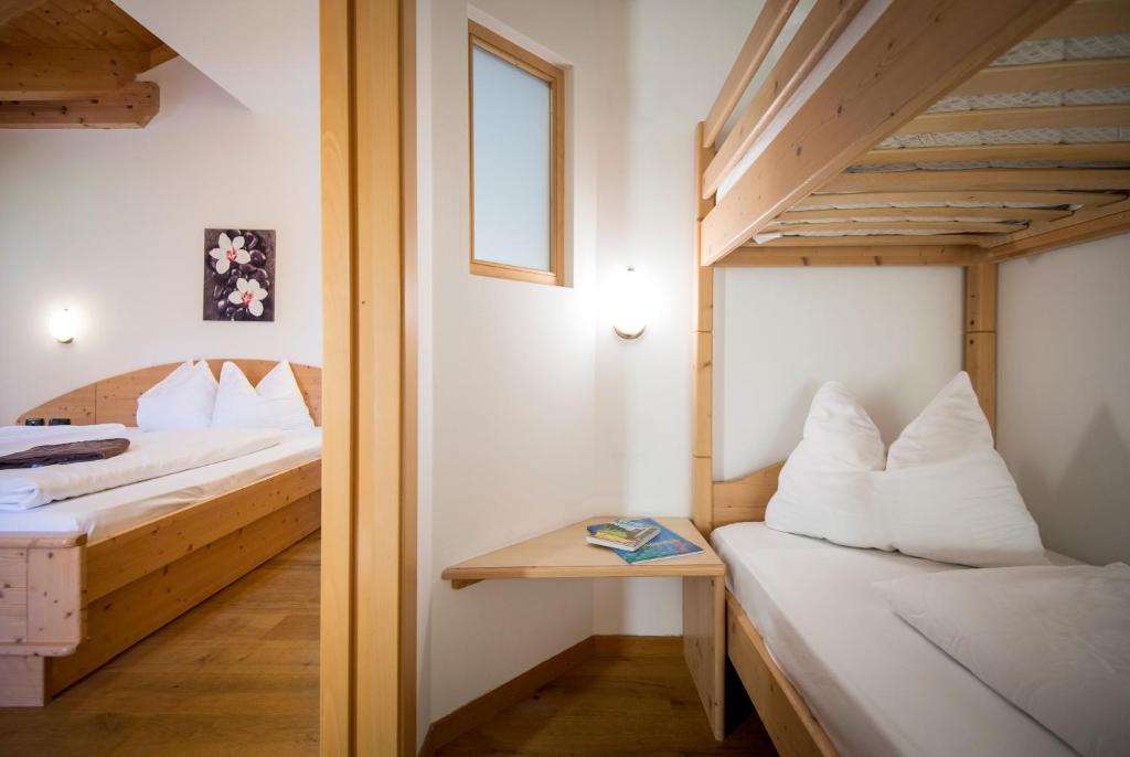 Postel nebo postele na pokoji v ubytování Hotel Alpin