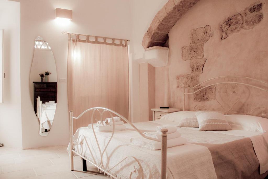 ルッファーノにあるCasine di Corteのベッドルーム(白いベッド1台、鏡付)