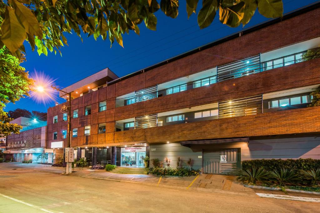 an empty street in front of a brick building at Hotel Metropolitano in Coronel Fabriciano