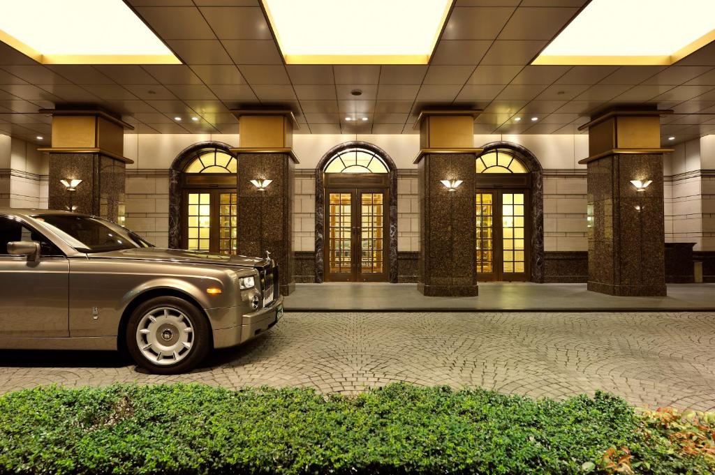 un'auto parcheggiata di fronte a un edificio di Dai-ichi Hotel Tokyo a Tokyo