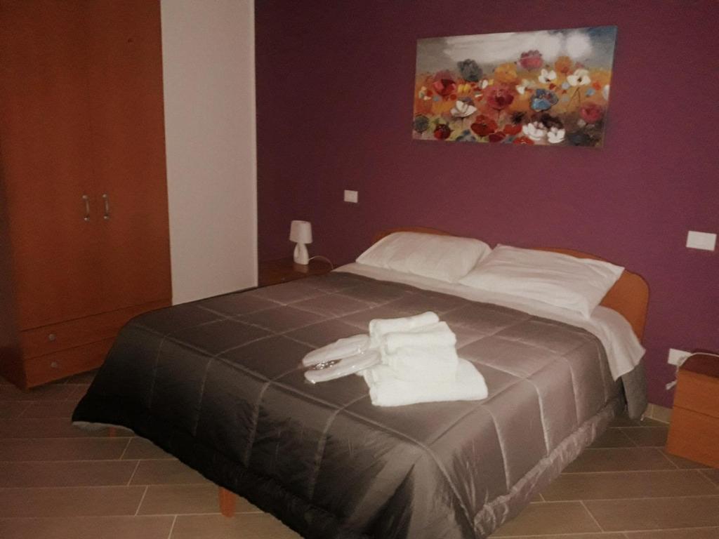 een hotelkamer met een bed met handdoeken erop bij B&B Federico II in San Cipirello