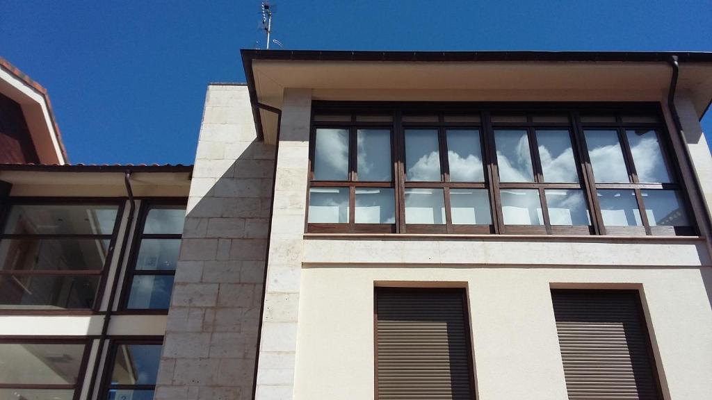 ein Gebäude mit einem Fenster mit Wolken in der Unterkunft Apartamento en Nueva de Llanes in Nueva de Llanes