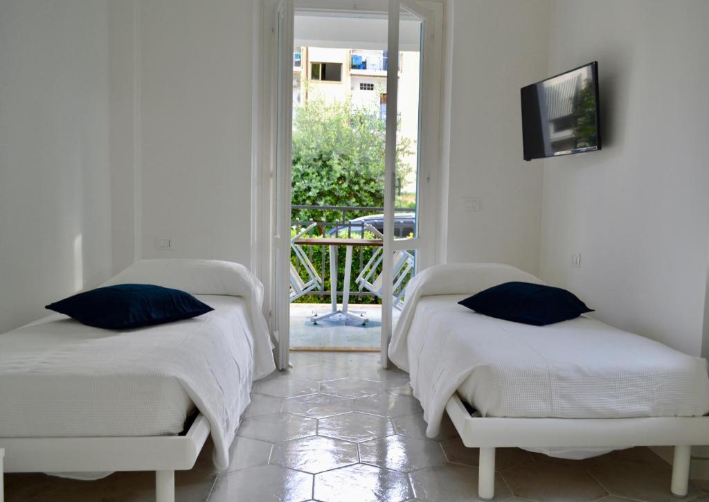 A bed or beds in a room at Case Vacanze Ganimede