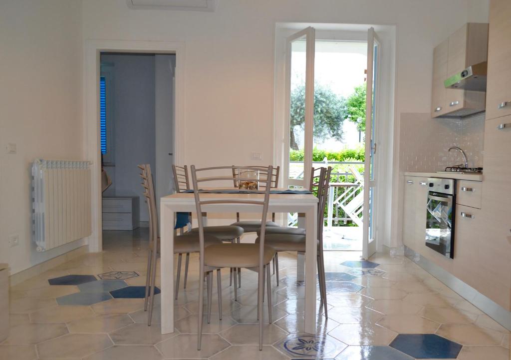 A kitchen or kitchenette at Case Vacanze Ganimede