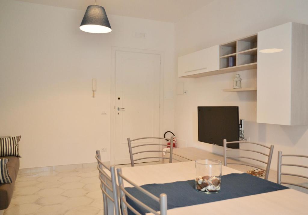 A television and/or entertainment centre at Case Vacanze Ganimede