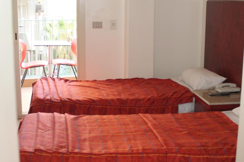 Postel nebo postele na pokoji v ubytování Pharaohs Hotel