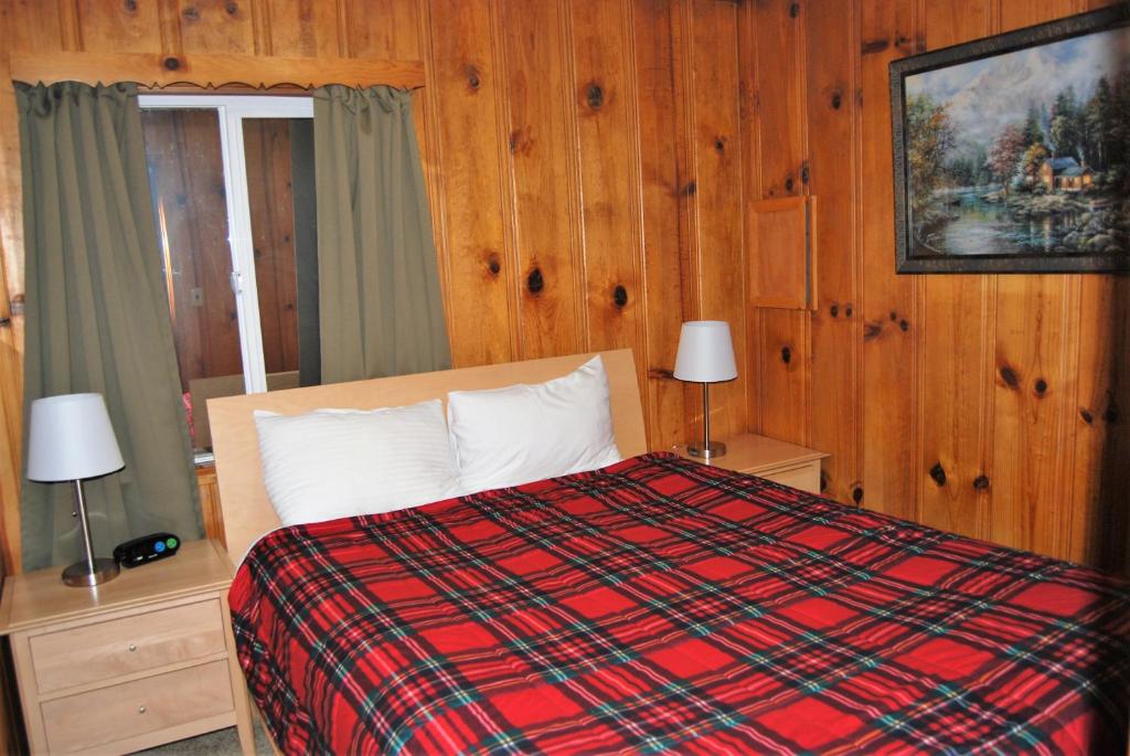 Postel nebo postele na pokoji v ubytování Edelweiss Lodge