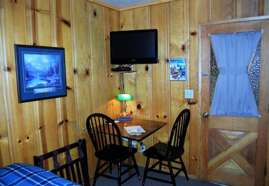 TV a/nebo společenská místnost v ubytování Edelweiss Lodge