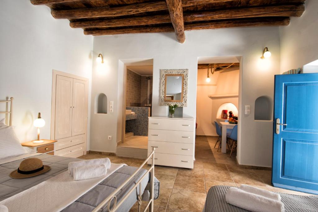 duża sypialnia z łóżkiem i łazienką w obiekcie Gavrion's Nest - Premium Cycladic Studio w mieście Gavrion