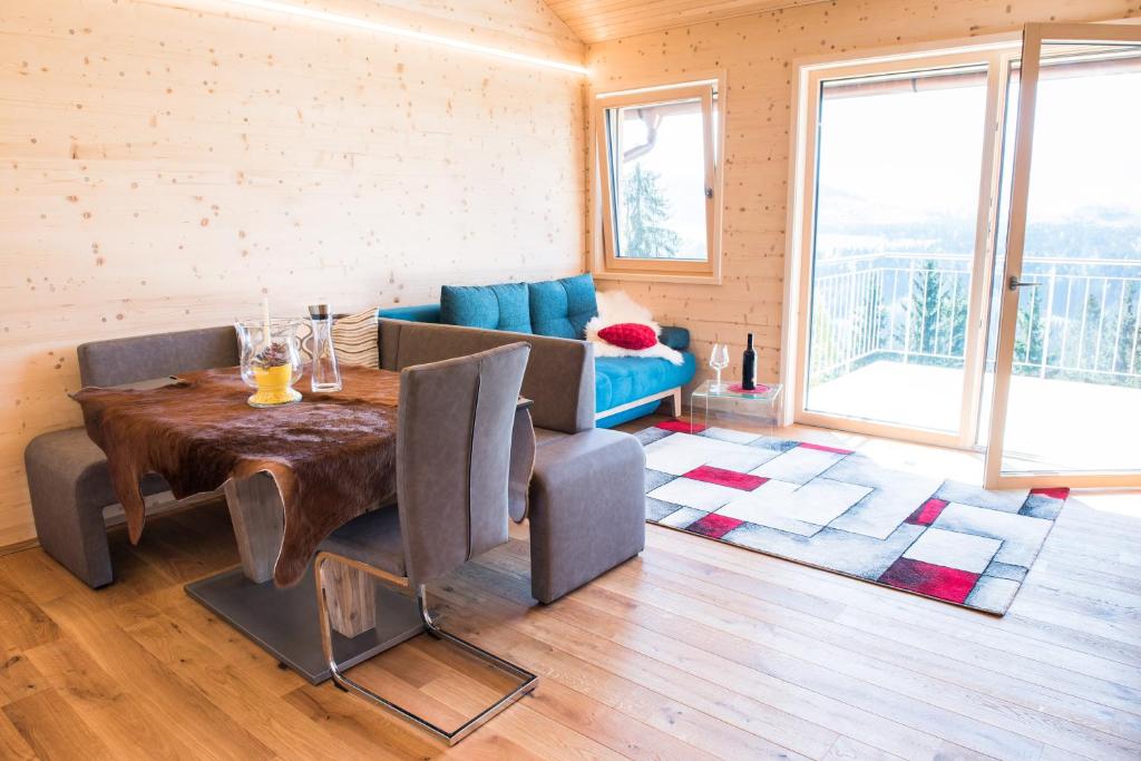 - un salon avec une table en bois et un canapé bleu dans l'établissement Ferienwohnung Sinz, à Doren