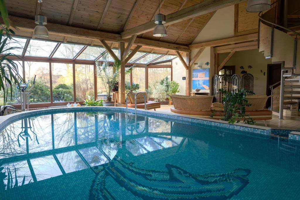- une piscine dans une maison avec une grande fenêtre dans l'établissement JACK Studio, à Kobyla Góra