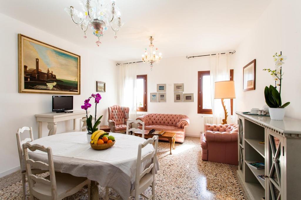 TV a/nebo společenská místnost v ubytování Prince Apartments