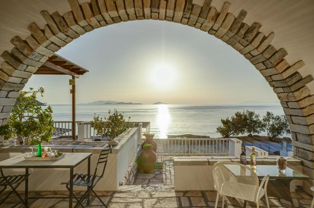 uma vista para o oceano a partir de uma casa com um arco em Agerino em Moutsoúna