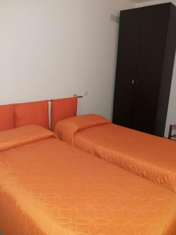 サン・ヴィート・ロ・カーポにあるAppartamento Ninoのベッド2台が隣同士に設置された部屋です。