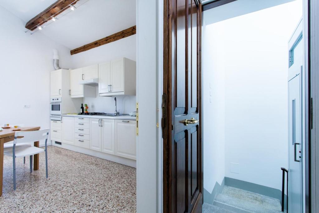 Kuchyň nebo kuchyňský kout v ubytování Prince Apartments
