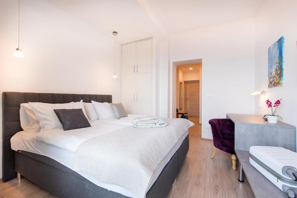 Posteľ alebo postele v izbe v ubytovaní Beachfront Apartments Zanic
