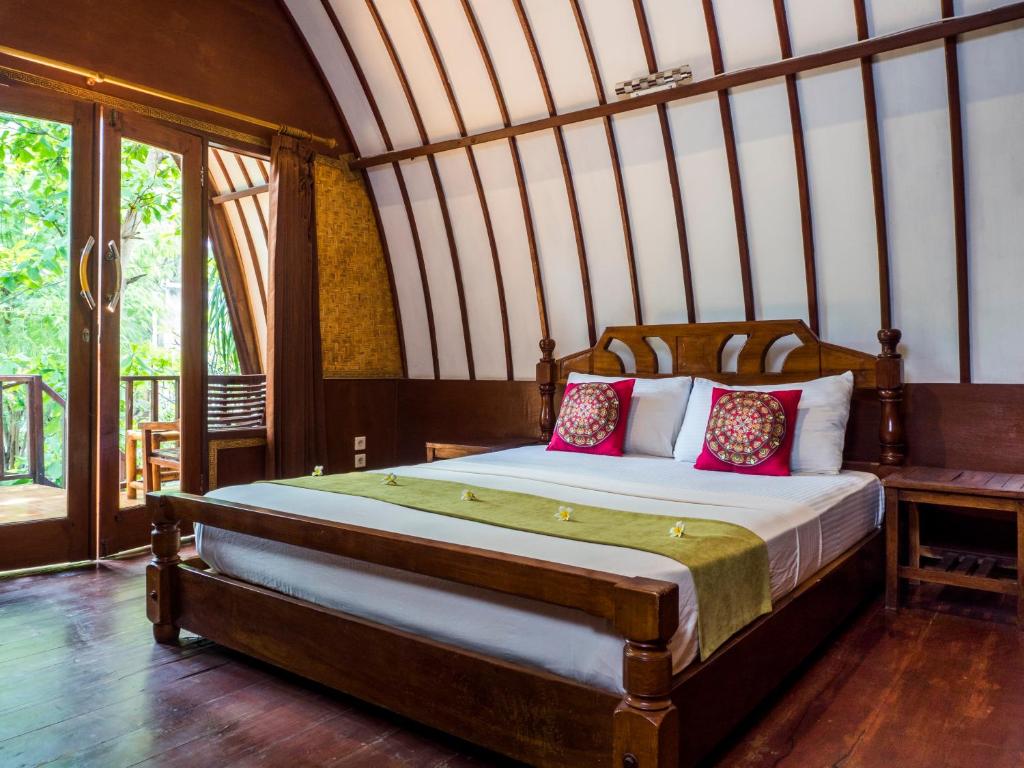 Postel nebo postele na pokoji v ubytování Gili Turtle Beach Resort
