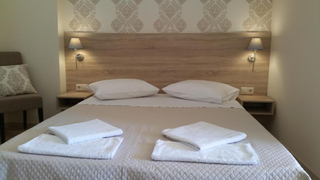 una camera da letto con un letto e due asciugamani di Dreamy Airport's Apartment a Heraklion