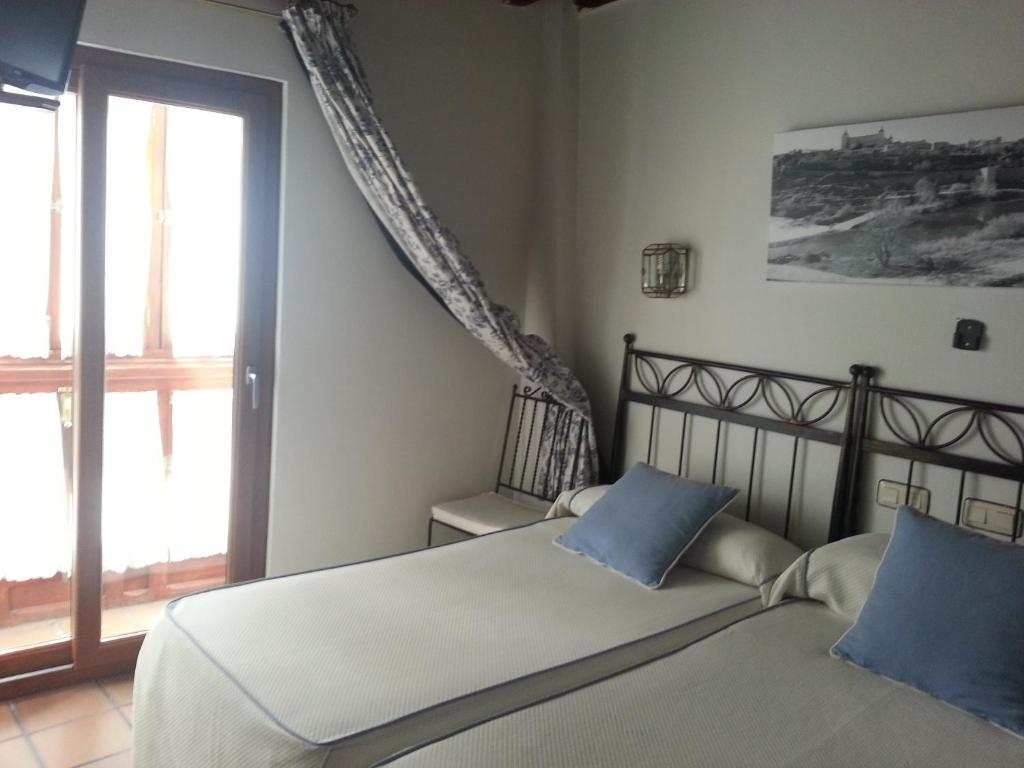 Posteľ alebo postele v izbe v ubytovaní Hostal la posada de Zocodover