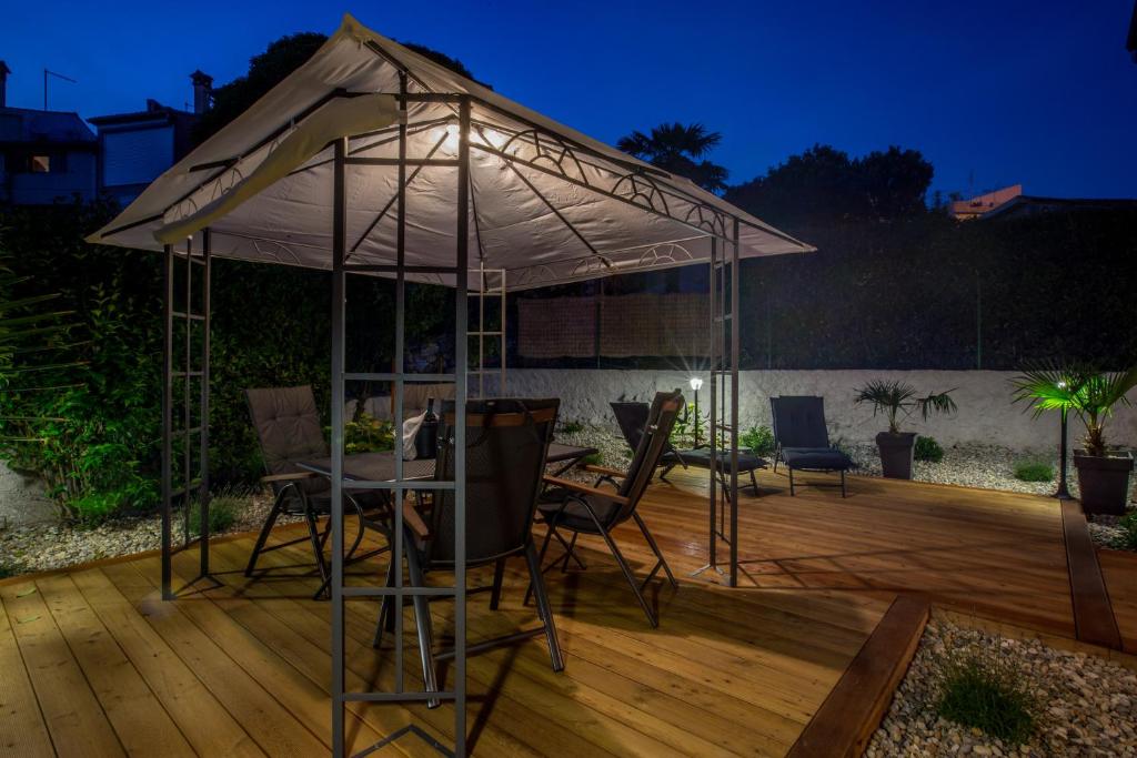 Patio lub wspólna przestrzeń na świeżym powietrzu w obiekcie Exclusive city center apartment with garden