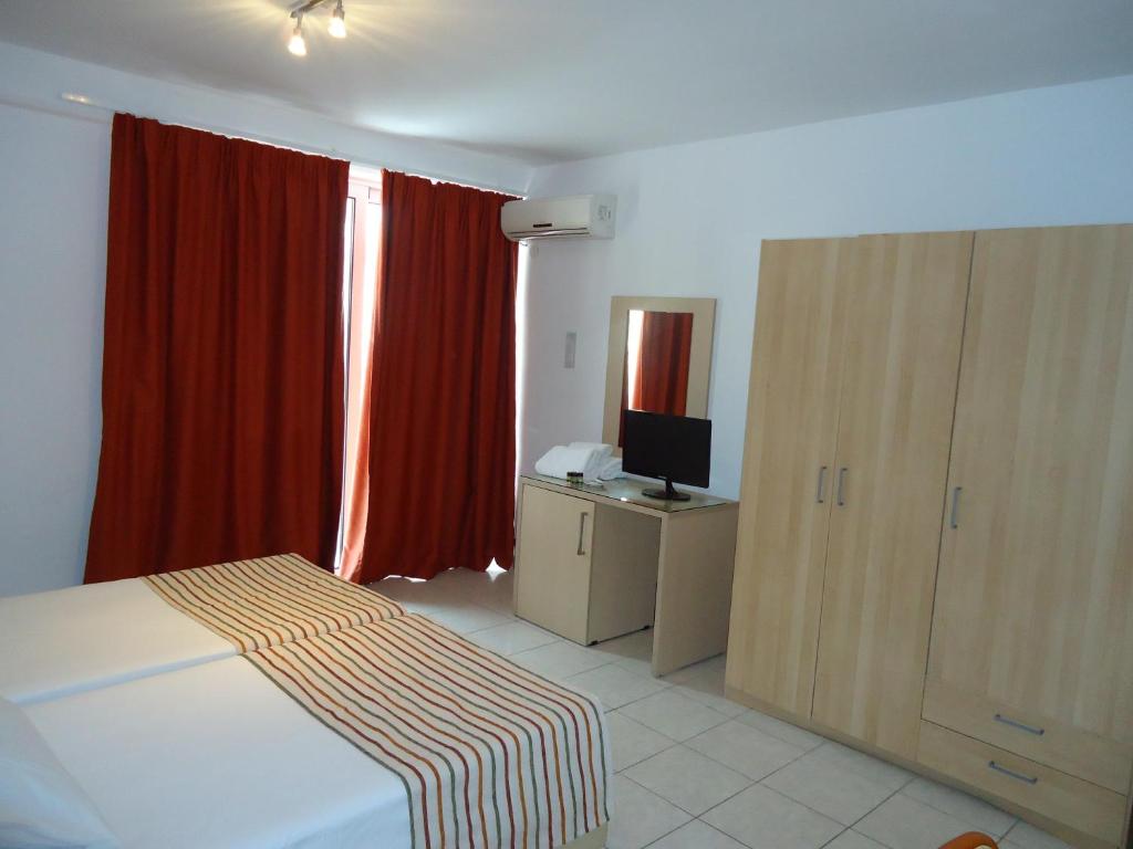 Postel nebo postele na pokoji v ubytování Helena Hotel