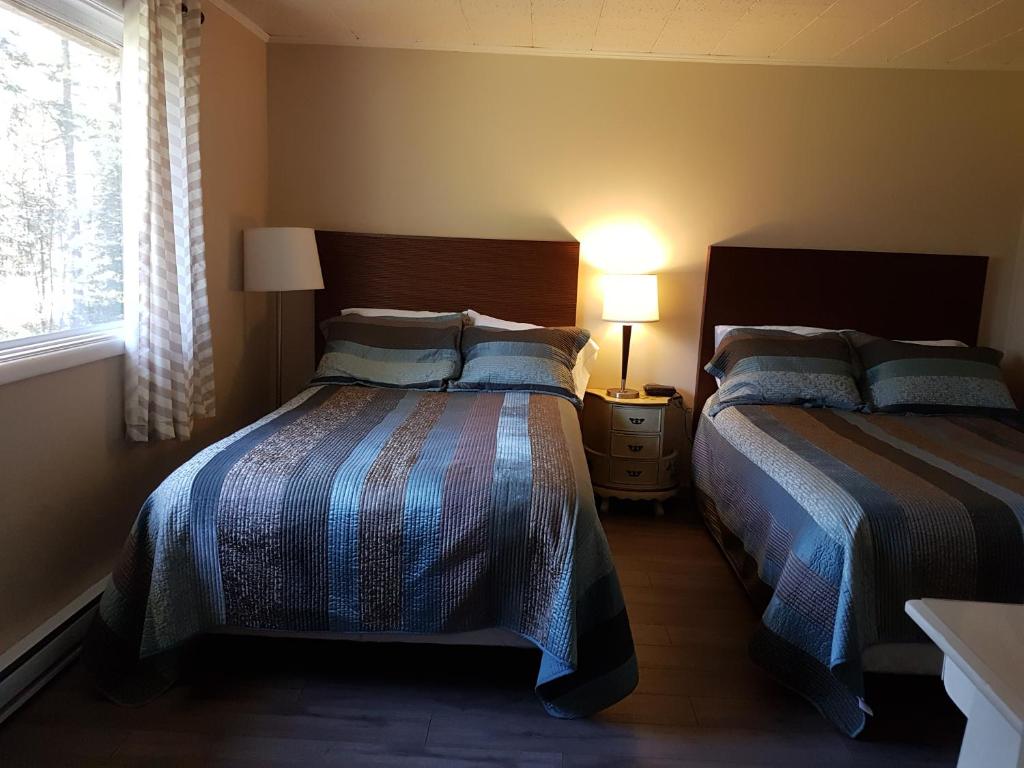 Postel nebo postele na pokoji v ubytování Pinecone Motel