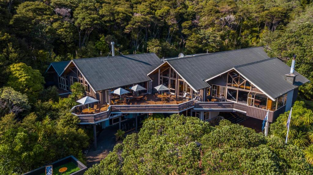 una vista aérea de una casa en una colina en Grand Mercure Puka Park Resort en Pauanui