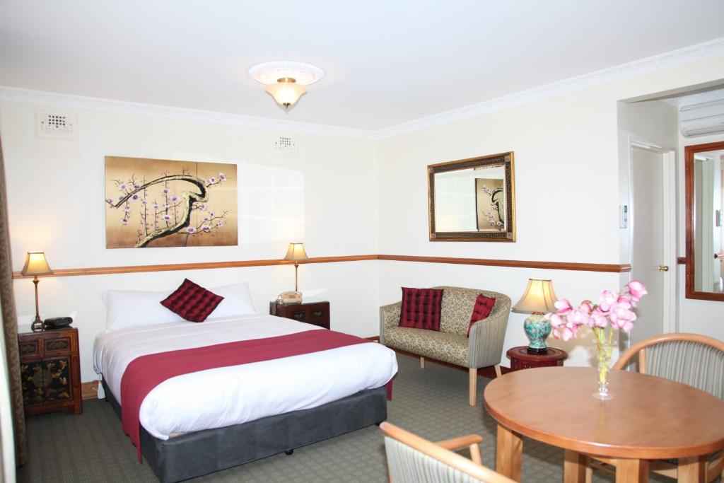 Postel nebo postele na pokoji v ubytování Three Explorers Motel