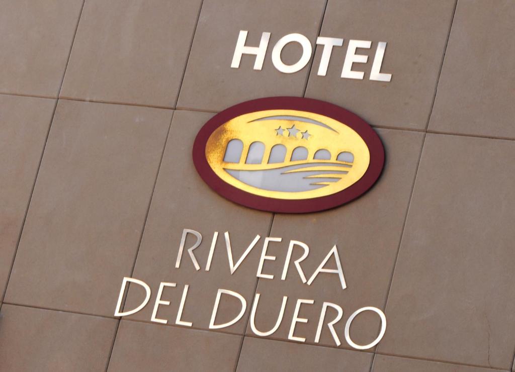 un cartello hotel sul lato di un edificio di Rivera del Duero a San Esteban de Gormaz