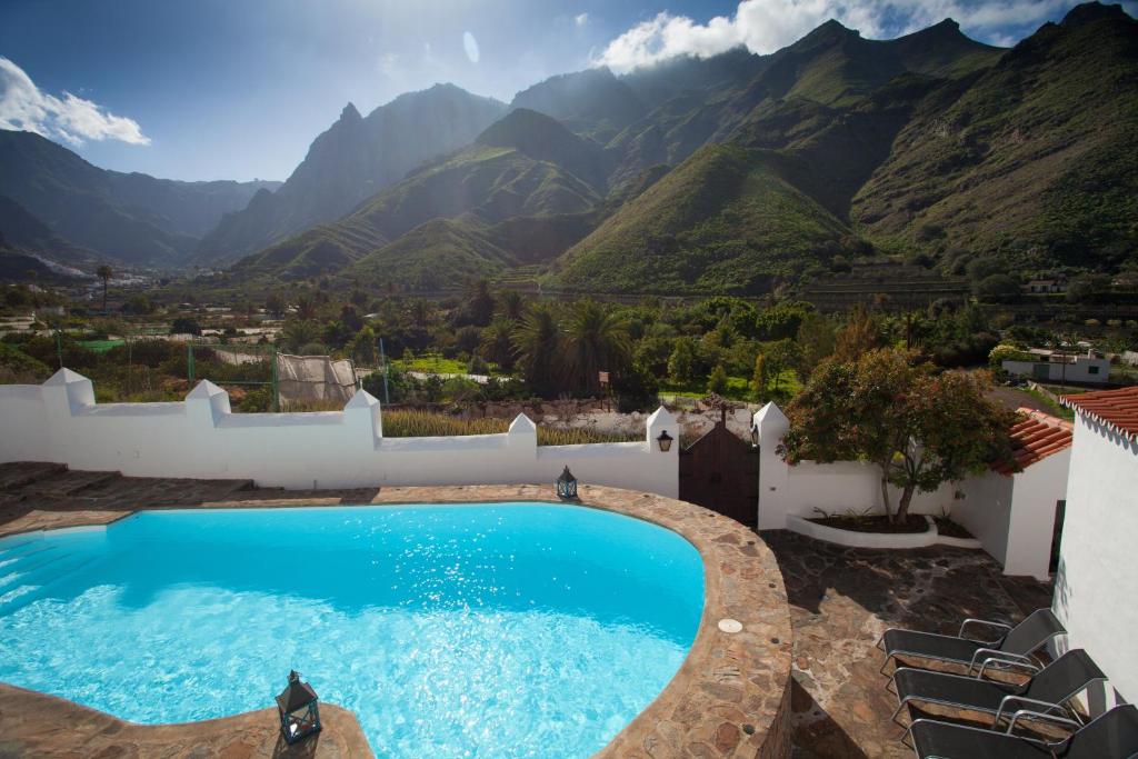 a swimming pool with a view of mountains at Casa Rural La Asomadita in Agaete