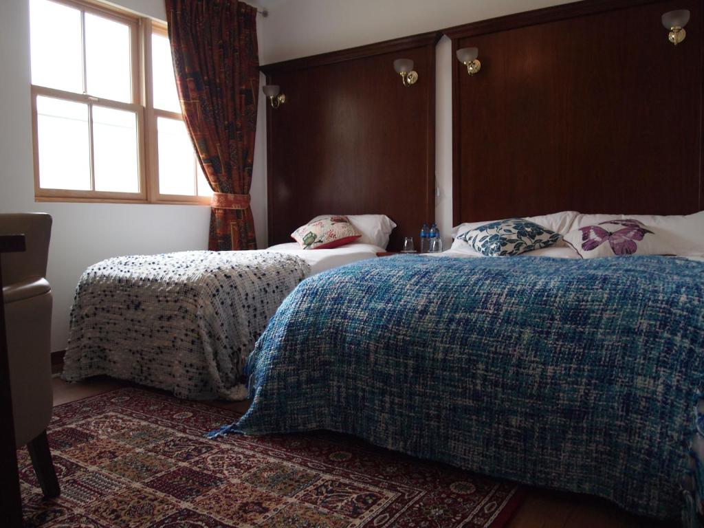 Tempat tidur dalam kamar di The Nore River House