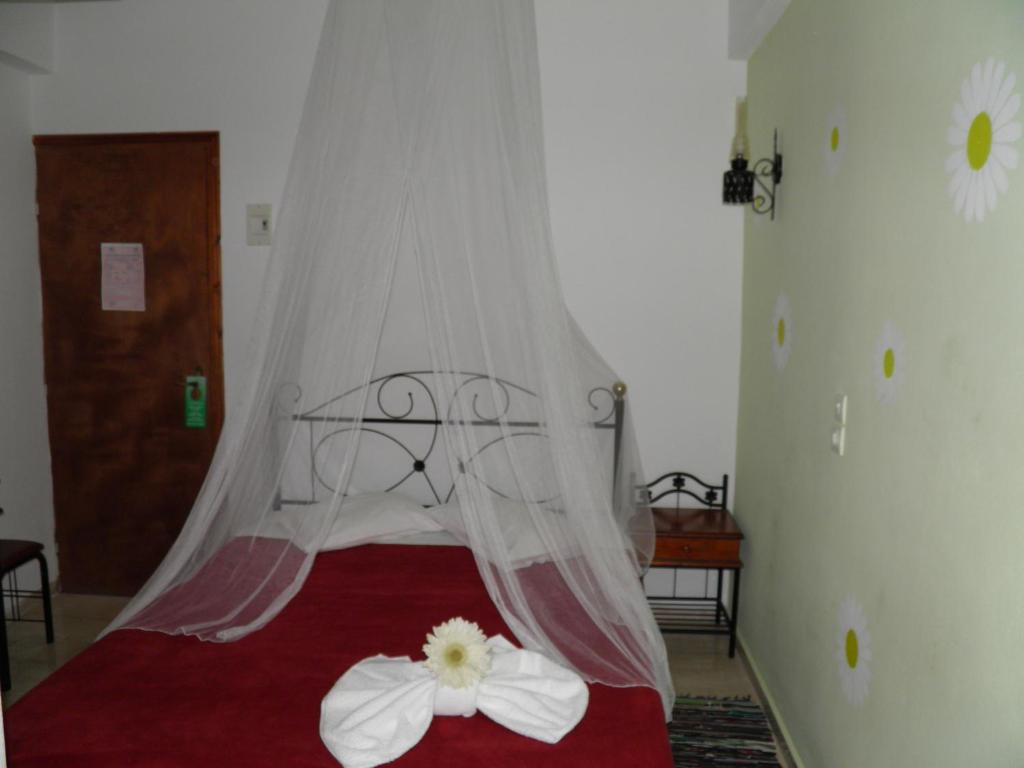 Łóżko lub łóżka w pokoju w obiekcie Mirsini Pansion