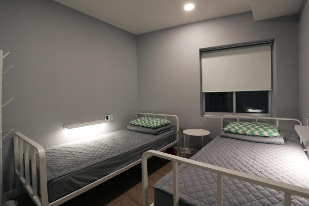Postel nebo postele na pokoji v ubytování Blueboat Hostel Haeundae