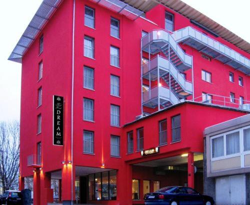 un gran edificio rojo con una escalera de incendios en Grand Hotel Dream Main City Center, en Frankfurt