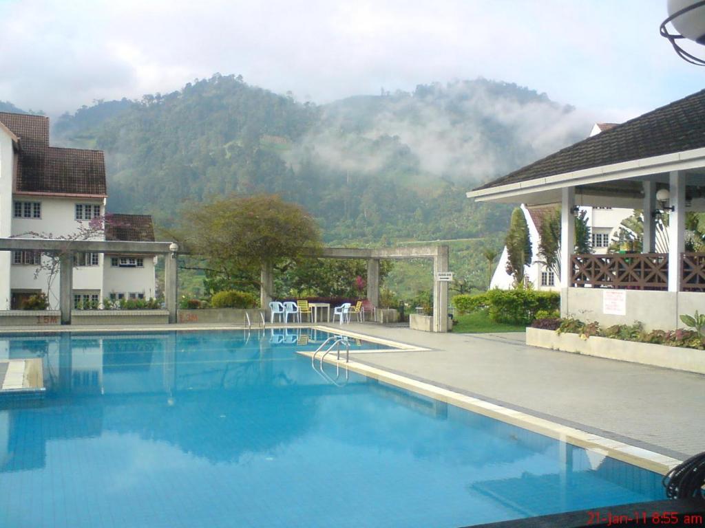 ein großer Pool mit einem Berg im Hintergrund in der Unterkunft Selesa Hillhomes Cosy House in Bentong