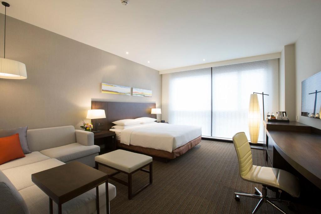 Postel nebo postele na pokoji v ubytování Hyatt Place Shanghai New Hongqiao