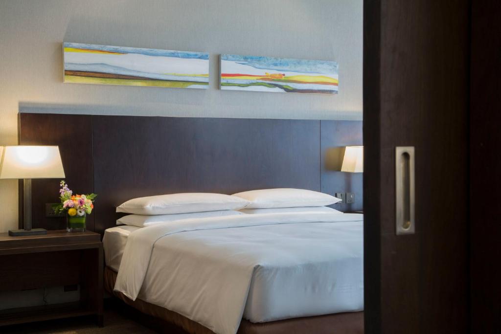 Postel nebo postele na pokoji v ubytování Hyatt Place Shanghai New Hongqiao
