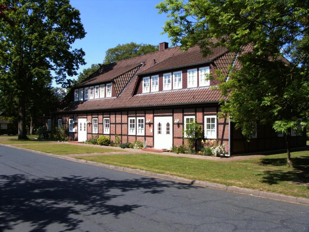 ゾルタウにあるLandhaus von Frielingの白いドアと窓のある赤レンガ造りの家