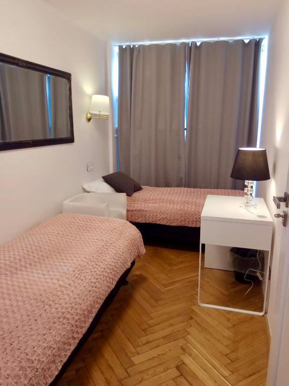 Posteľ alebo postele v izbe v ubytovaní UnitApartament Warszawa Centrum Room in Apartment by Metro Rondo ONZ Super wygodne noclegi zapraszamy