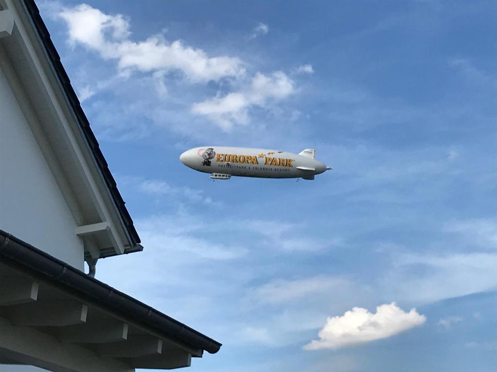 Photo de la galerie de l'établissement Ferienwohnung am Zeppelin Hangar, à Friedrichshafen