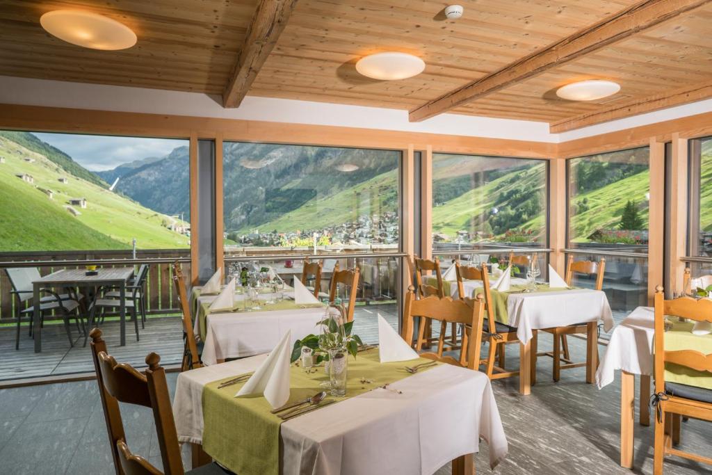 Nespecifikovaný výhled na hory nebo výhled na hory při pohledu z hotelu