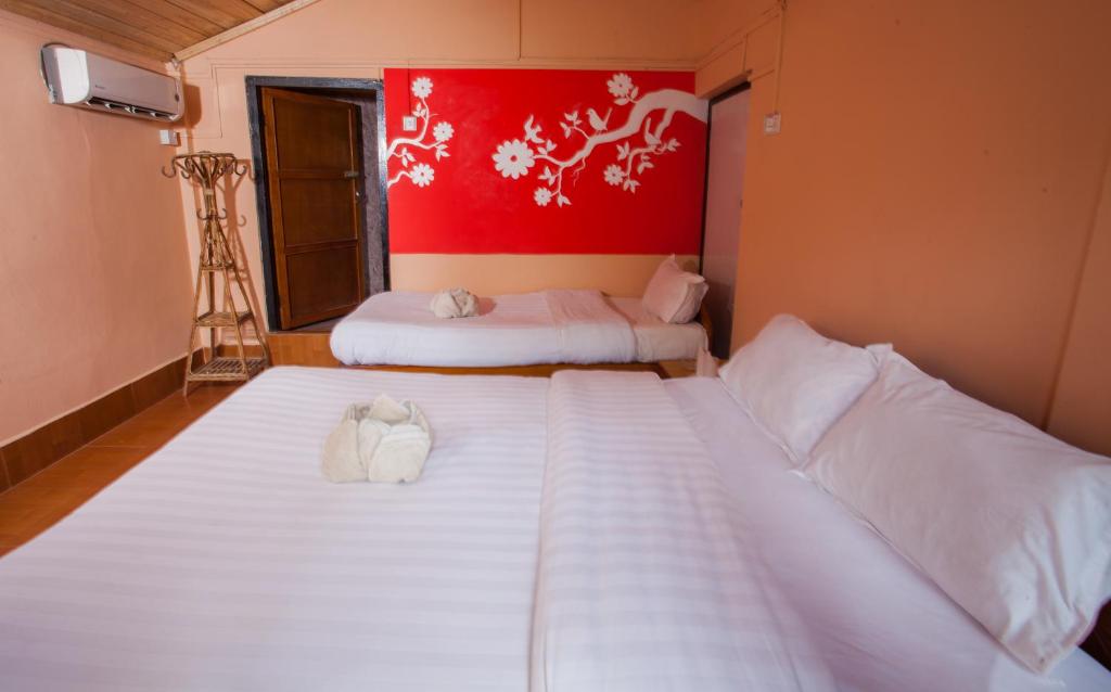 Postel nebo postele na pokoji v ubytování Chitwan Tiger Camp