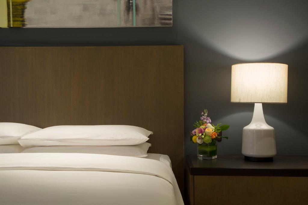 Postel nebo postele na pokoji v ubytování Hyatt House Shanghai New Hongqiao