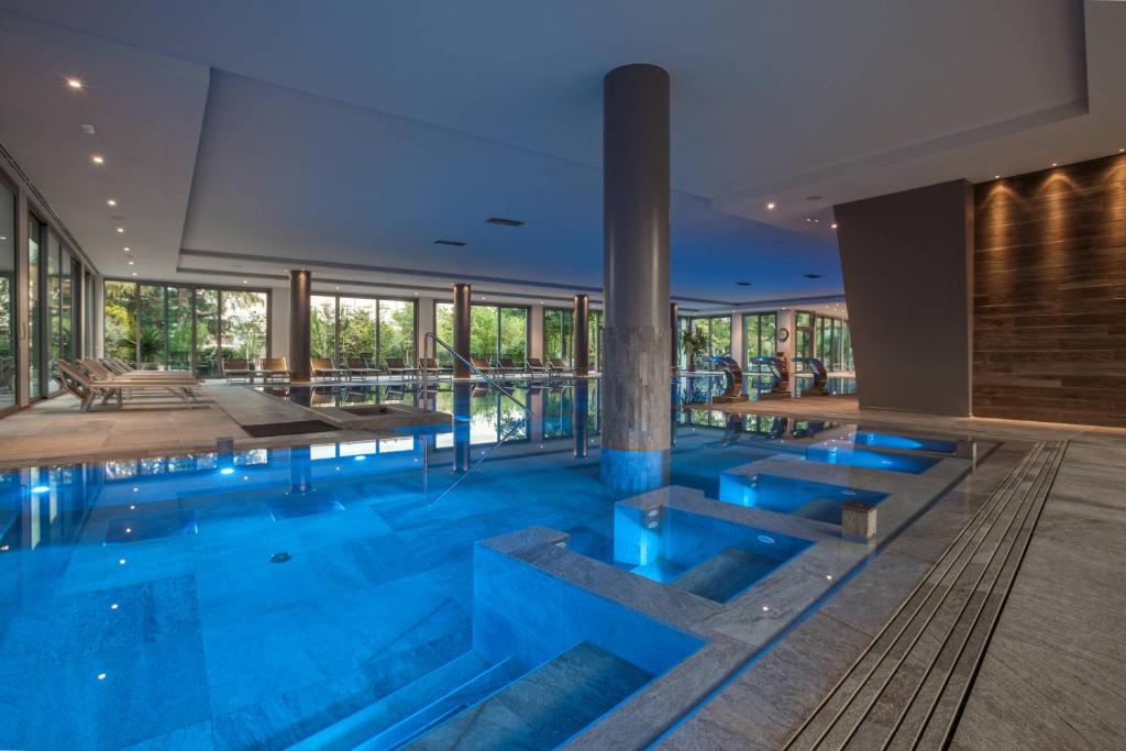 Bazén v ubytování Hotel Harrys' Garden nebo v jeho okolí