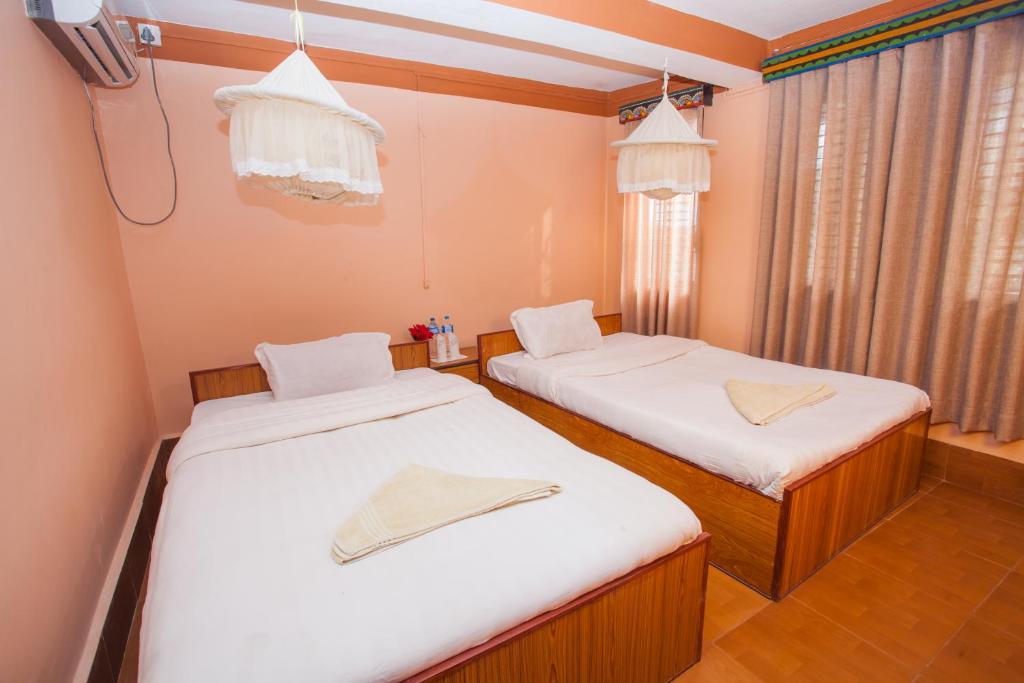 Postel nebo postele na pokoji v ubytování Chitwan Tiger Camp