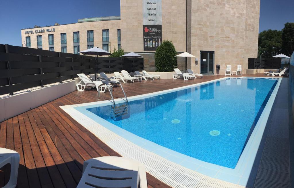 a swimming pool on the roof of a building at Hotel Class Valls in Valls