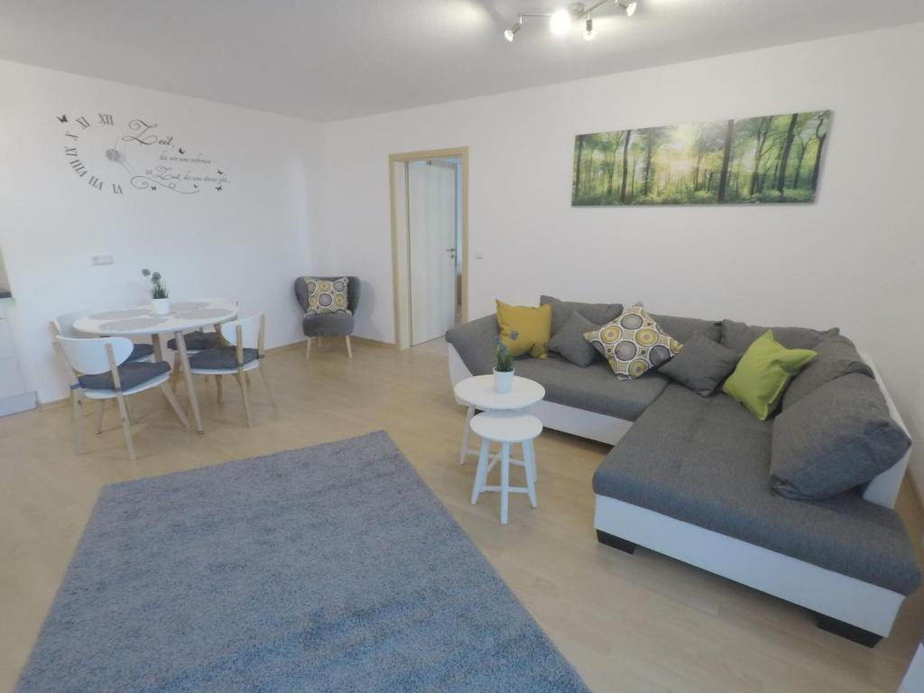 ヘルボルツハイムにあるFerienwohnung Wujanのソファとテーブルのあるリビングルーム