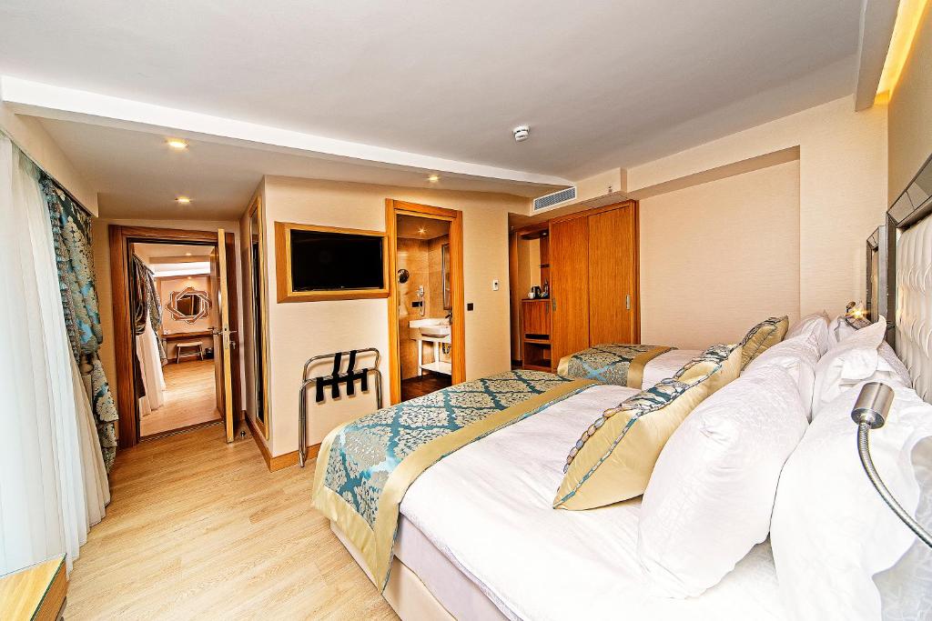 Postel nebo postele na pokoji v ubytování Mukarnas Taksim Hotel
