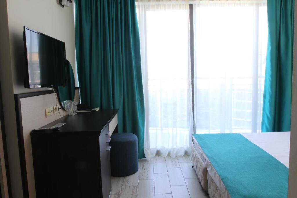 TV a/nebo společenská místnost v ubytování Smartline Meridian Hotel
