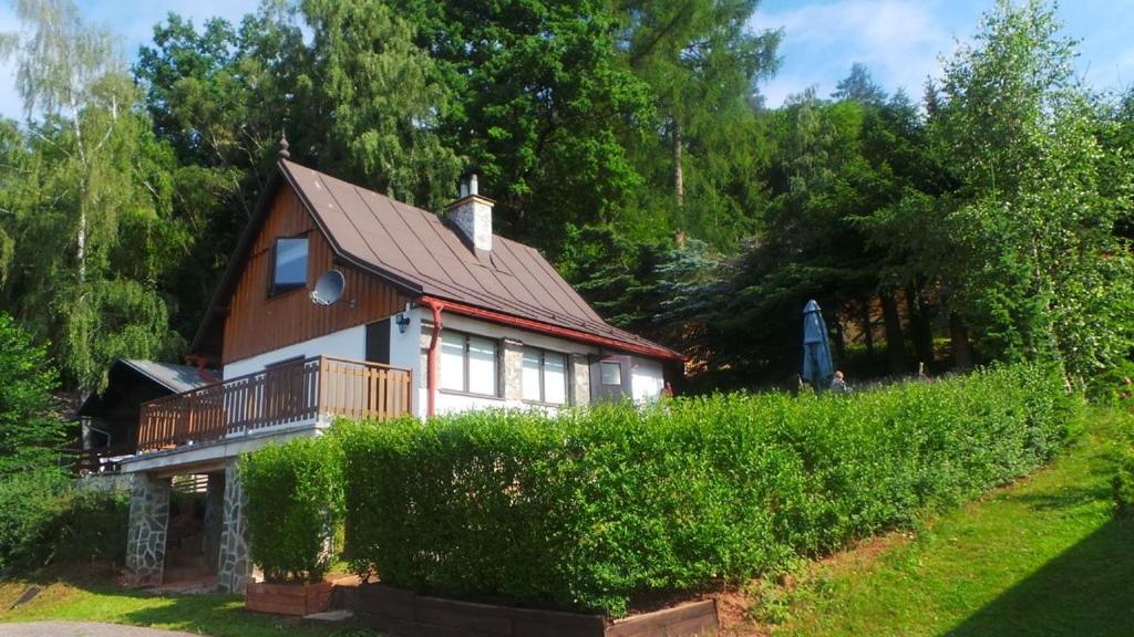 ein kleines Haus mit einer Veranda und einem Balkon in der Unterkunft Chalupa Dolce Vita in Trutnov